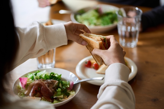 美味しいものを食べる