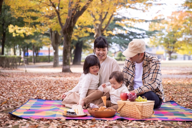 子供と一緒に食事を楽しむ