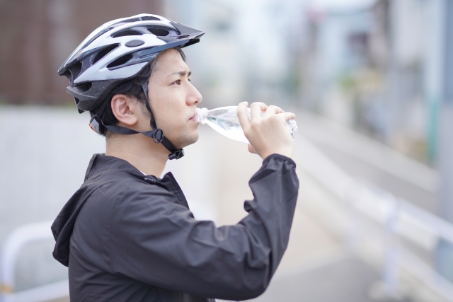 栄養ドリンクを飲む